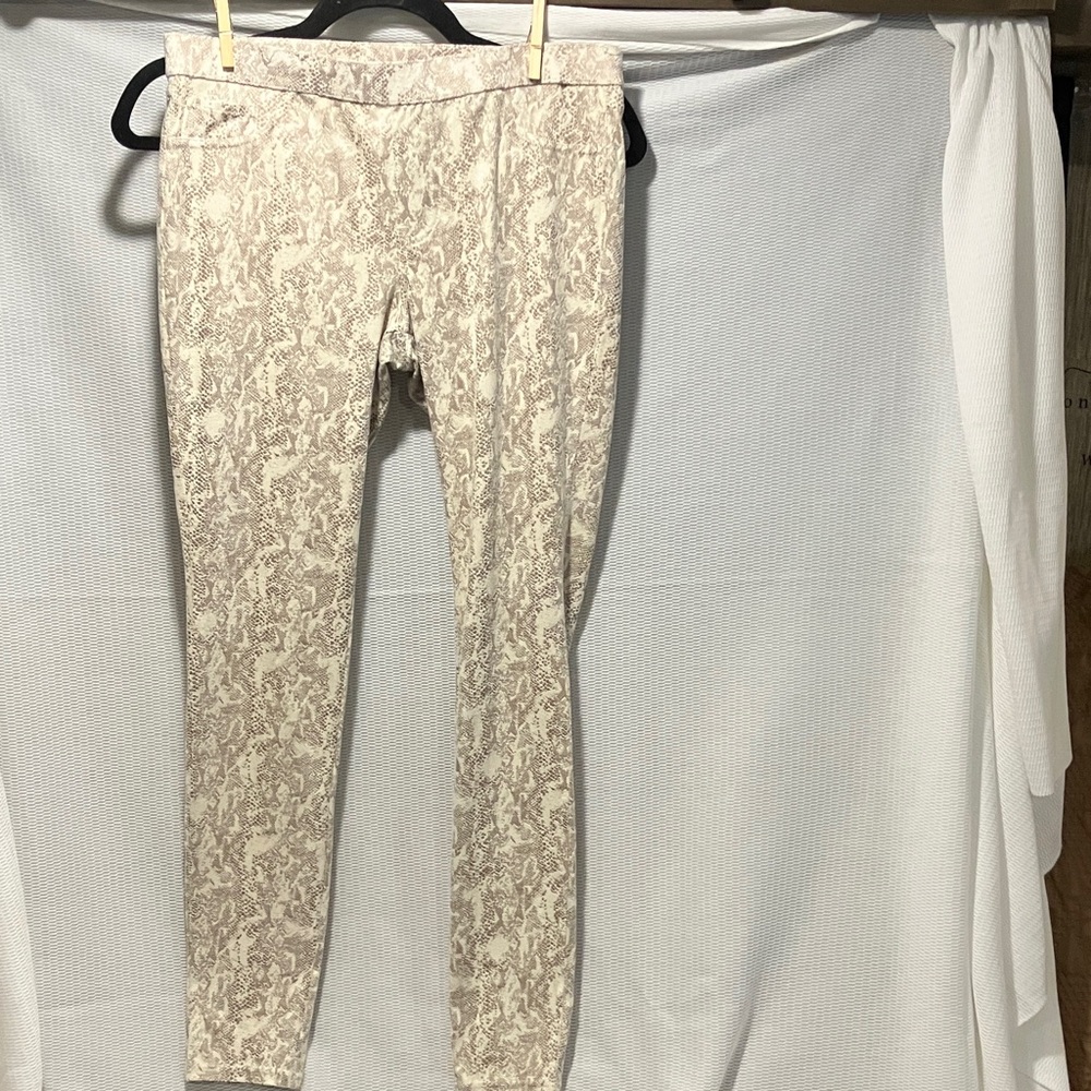 HUE Cream Patterned Leggings - Picture 1 of 11